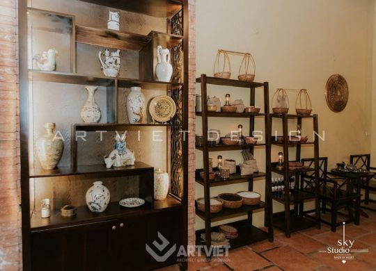 Nội thất nhà hàng Lang Liêu - kệ trang trí