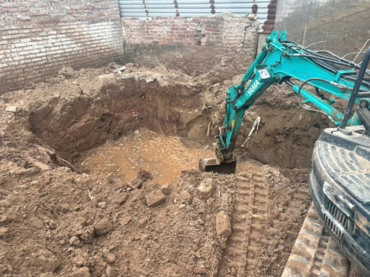 Thi công biệt thự Tình Quang Long biên - khởi công, đào móng, bể - 1