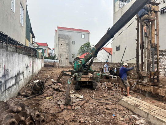 Thi công biệt thự Tình Quang Long biên - khởi công, đào móng, bể - 4